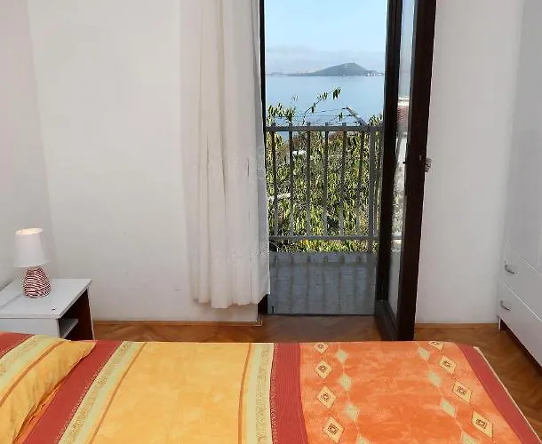 8 * Trogir